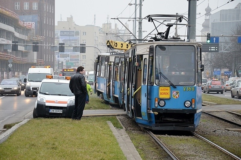 Wrocław: Wykolejenie tramwaju na pl. Dominikańskim (FOTO, OBJAZDY)