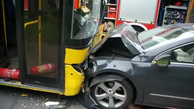 Wypadek w Siemianowicach Śląskich. 14 czerwca 2018 samochód osobowy zderzył się z autobusem na ulicy Michałkowickiej. Ranną kobietę przewieziono do szpitala.
