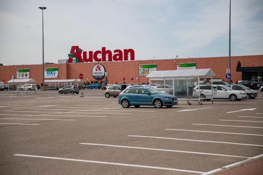 Auchan otwarty w każdą niedzielę - też jest placówką pocztową LISTA SKLEPÓW 