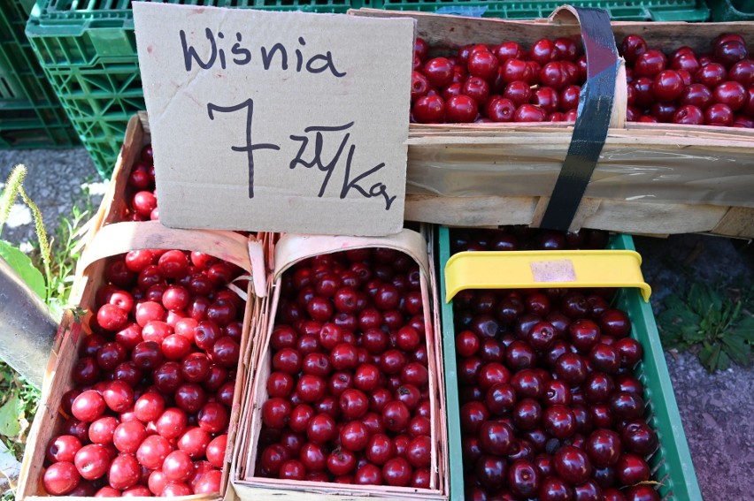 Wiśnie, bób, maliny, fasolka i porzeczka. Sezonowe warzywa i owoce na bazarach w Kielcach. Zobacz ceny z wtorku, 18 lipca
