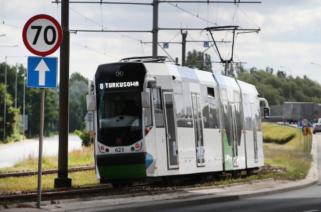 Teraz szybki tramwaj dojeżdża do pętli na ul. Turkusowej na prawobrzeżu. W planach jest wydłużenie linii do Kijewa