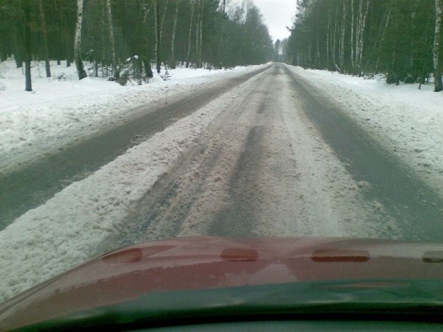 Nieodśnieżona droga powiatowa z Włoszczowy w kierunku Oleszna.