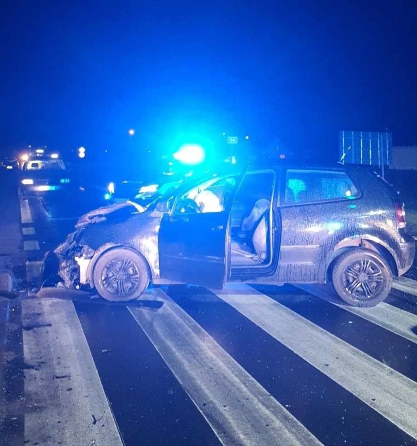Wypadek w Prochowicach. Na DK94 zderzyły się dwa samochody, trzy osoby zostały ranne