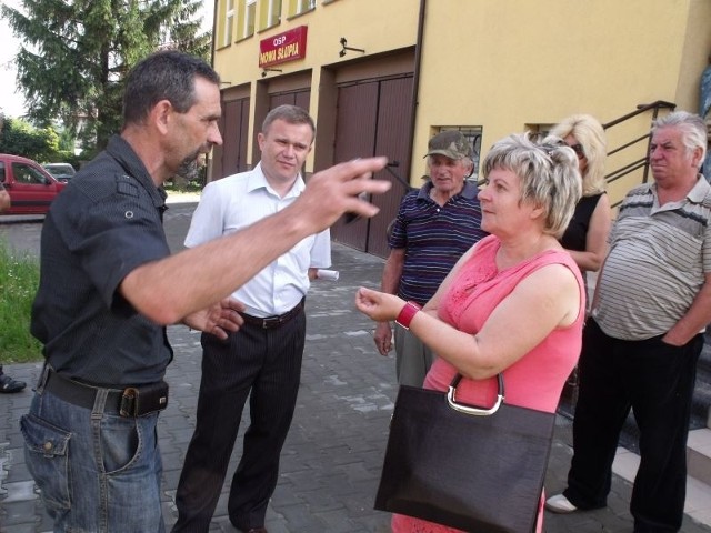 Zachowaniem strażaków zdziwieni byli mieszkańcy, którzy zgromadzili się przed remizą.