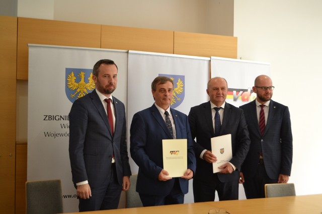 Podpisy pod listem intencyjnym złożyli marszałkowie Andrzej Buła i Zbigniew Kubalańca oraz przedstawiciele VdG Bernard Gaida i Rafał Bartek.