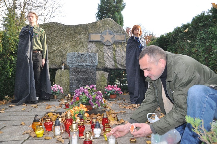 Pomnik lotników alianckich na szczecineckim cmentarzu. Z...