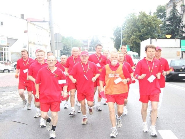 Sztafetę tradycyjnie poprowadzi maratończyk Michał Stadniczuk (w środku).