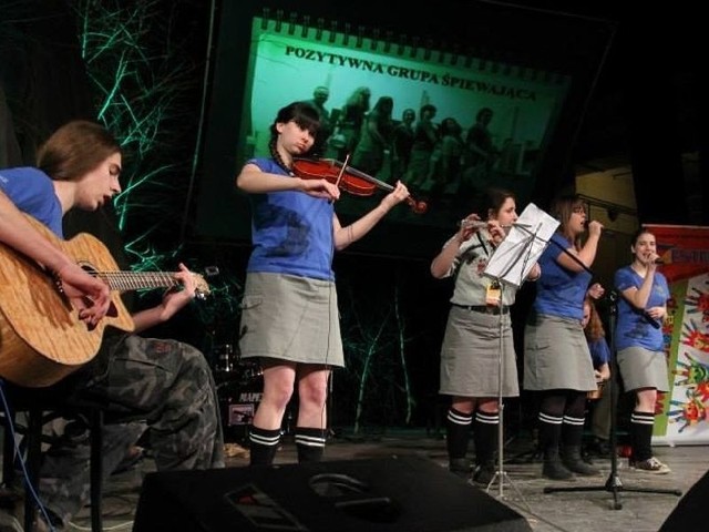 Pozytywna Grupa Śpiewająca z Zabrza na scenie Tarnobrzeskiego Domu Kultury.
