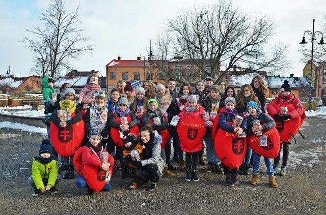 b Wielkie czerwone serca - to wizytówka wolontariuszy ze Skaryszewa, którzy co roku tak zbierają datki w całej gminie.