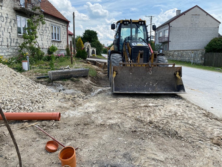 Prace przy kanalizacji w gminie Pińczów już się rozpoczęły.