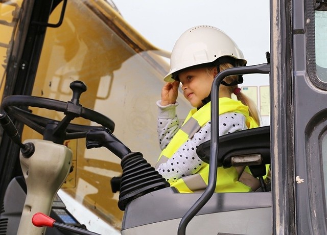 W ramach obchodów Europejskiego Dnia Minerałów w sobotę, 28 września, Nordkalk otworzył drzwi dla wszystkich zainteresowanych eksploatacją jednej z największych kopalni odkrywkowych wapienia w Polsce - Miedzianki. Kopalnia znajduje się na pograniczu gmin Chęciny i Piekoszów w powiecie kieleckim. ZOBACZ NA KOLEJNYCH SLAJDACH>>>Wiele rodzin z dziećmi, w tym także pracownicy z innych lokalizacji Nordkalku w Polsce, skorzystało z okazji, aby dowiedzieć się więcej o wapieniu oraz sposobach jego wydobywania i przetwarzania.Przewodnicy odpowiedzieli na setki pytań na temat funkcjonowania kopalni. Zwiedzający byli zainteresowani także planami rekultywacji kopalni, która w przyszłości ma się stać rekreacyjnym zbiornikiem wodnym.Długi na blisko trzy kilometry kamieniołom Miedzianka wywarł na gościach ogromne wrażenie. Na szczęście słońce wyglądało zza chmur, więc można było podziwiać piękne kolory wysokich kamiennych ścian. Dzieci chętnie zbierały na pamiątkę co ładniejsze kamyczki, a śmiałkowie wdrapywali się do kabin koparki i ładowarki, żeby sprawdzić, jak to jest być operatorem maszyn ciężkich.Po zwiedzaniu kopalni i zakładu goście udali się do zaprzyjaźnionej Muzealnej Izby Górnictwa Kruszcowego, żeby obejrzeć wystawę o historii górnictwa w regionie. Wiele eksponatów w Izbie, na przykład mundury górnicze, narzędzia, skamieniałości i... kufle do piwa - które są tradycyjnymi prezentami z okazji  Barbórki - zostały przekazane Izbie przez Nordkalk i jego pracowników. Dla gości dostępna była także wystawa czasowa „Polscy paleontolodzy w Arktyce i Antarktyce”, która została zorganizowana dzięki współpracy Nordkalku i Instytutu Paleobiologii Polskiej Akademii Nauk. 