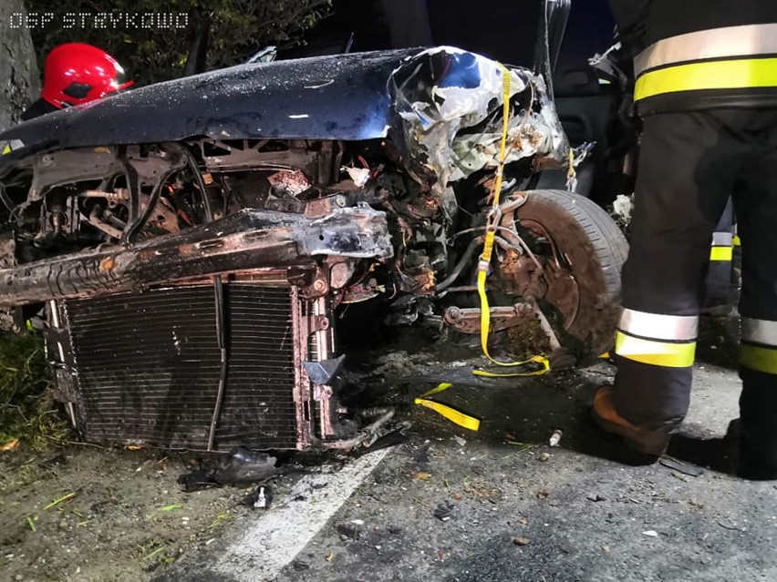 Wypadek pod Poznaniem. Na trasie Modrze - Strykowo auto wypadło z drogi i uderzyło w drzewo. Jedna osoba została zakleszczona w środku