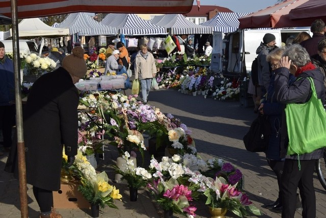 W czwartek, 31 października, skierniewickie targowisko zdominowały kwiaty, wiązanki, znicze, stroiki i tym podobne rzeczy, którymi można przyozdobić groby bliskich. Sprzedawcy nie mogli narzekać.