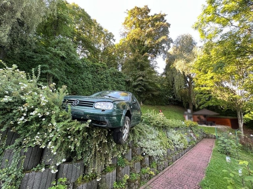 Nad Jeziorem Rożnowskim auto "siadło" na podmurówce ogrodzenia