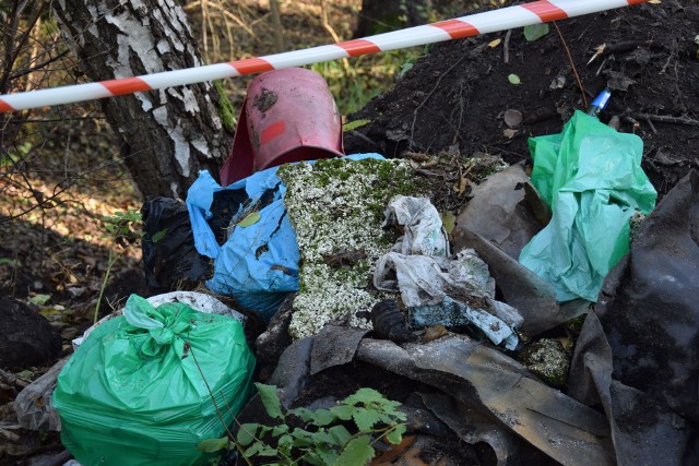 Leśnicy szacowali, że w lesie obok Słonego (gmina Świdnica) na powierzchni niemal 5 ha lasu zalega ok. 50 ton śmieci (sprzed AGD, opony, gruz, szkło itp.). Okazało się, że jest ich więcej