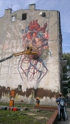 Kolejny mural powstaje w Łodzi na kamienicy przy ul....