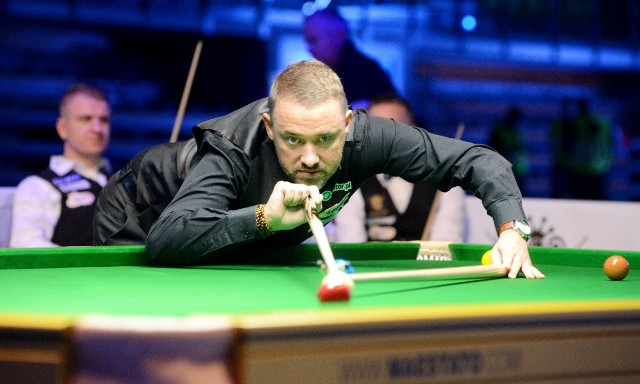 Na zdjęciu siedmiokrotny Mistrz Świata Stephen Hendry.Snookerowi Mistrzowie Świata po raz kolejny zagrali w Zielonej Górze. To już szósta edycja znanego w całej Polsce i Europie snookerowego show z udziałem największych gwiazd zawodowego snookera. Pokazowego turnieju snookera „Lotto & Hot Shots Masters”. 15 listopada w Hali CRS sympatycy snookera mogli na żywo obejrzeć jak wspaniałe gra Mistrz Świata z 1997r. Ken Doherty oraz mega-gwiazda zawodowego snookera, siedmiokrotny Mistrz Świata Stephen Hendry.  Do rywalizacji z zawodowcami staneli najlepsi polscy zawodnicy, na czele z Marcinem Nitschke, wielokrotnym medalistą mistrzostw Polski.