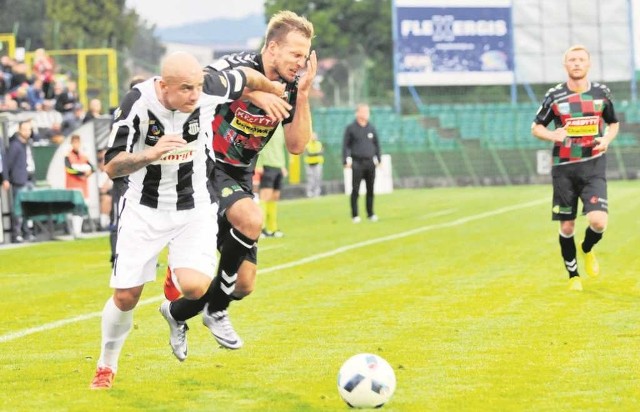 Maciej Korzym  (pierwszy z lewej) wrócił do Sandecji, a kibice czekają na jego gole