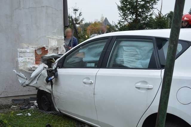 Toyota zjechała wczoraj z drogi i uderzyła w dom w Rozgartach