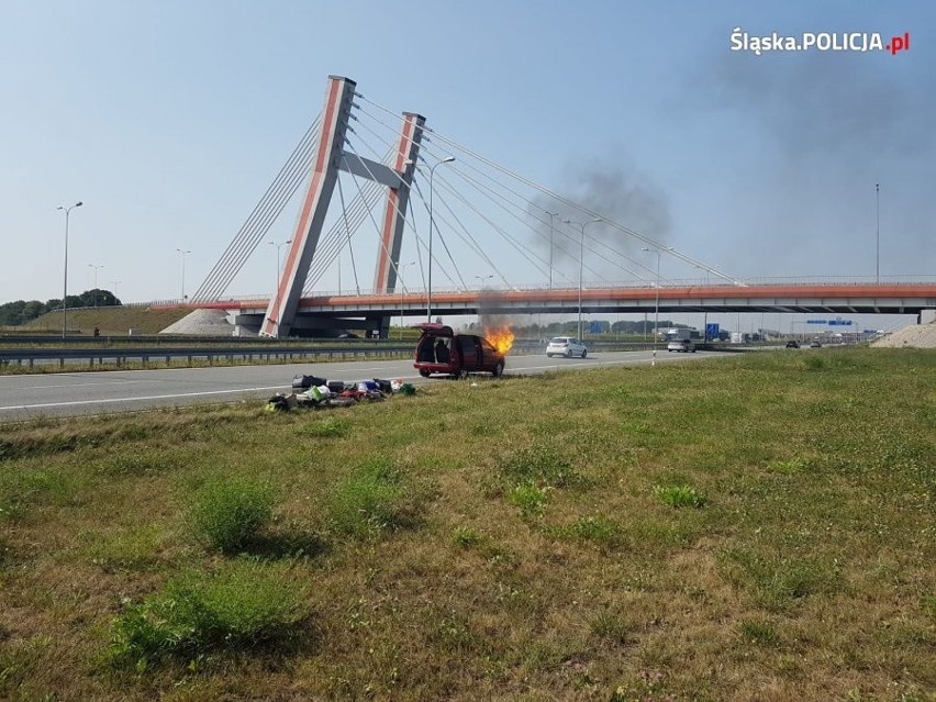 Pożar auta na autostradzie A4 w Katowicach: Jechali na urlop. Policjanci ocalili ich dobytek ZDJĘCIA + WIDEO