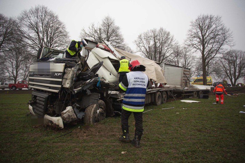 Wypadek TIRa na DK6 w Reblinie. Ciężarówka uderzyła w drzewo...