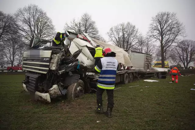 Wypadek TIRa na DK6 w Reblinie. Ciężarówka uderzyła w drzewo i wypadła w pole