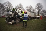 Wypadek TIRa na DK6 w Reblinie. Ciężarówka uderzyła w drzewo i wypadła w pole (wideo, zdjęcia) 01.03.2021 