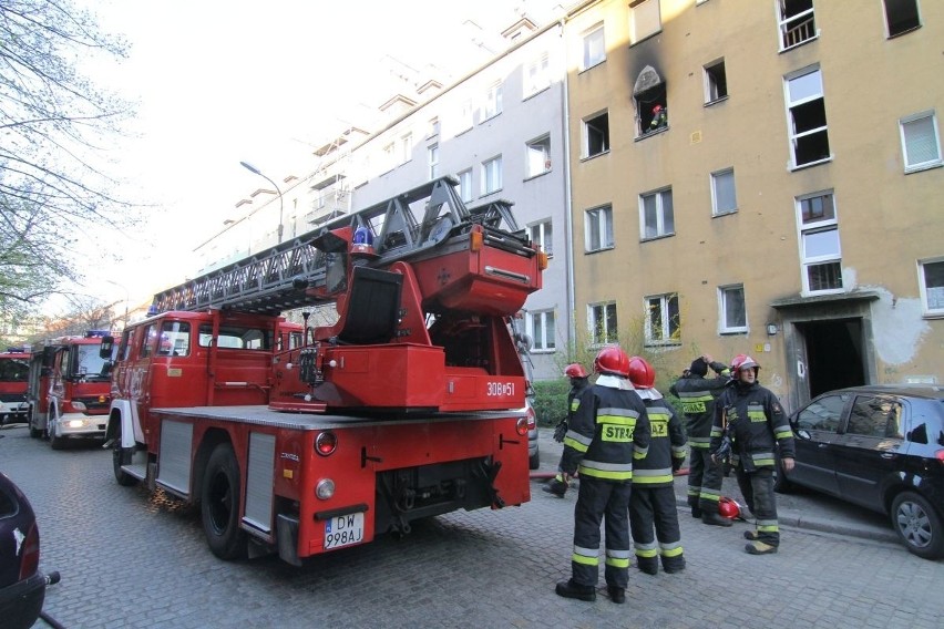Wrocław: Pożar na Jaracza. Spaliło się mieszkanie w budynku (FILM, ZDJĘCIA)