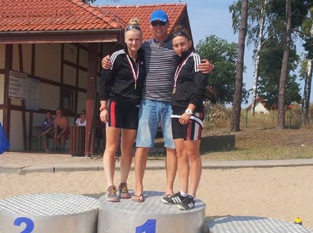 Na podium Karolina Markiewicz, Zuzanna Wolbach i trener Bartosz Jaszczyński.
