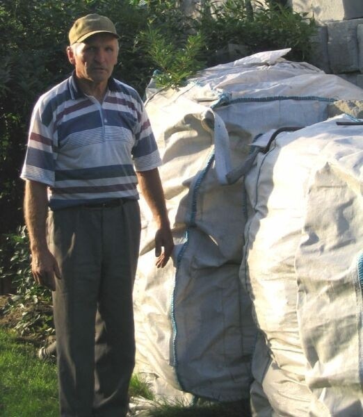 Jan Ordon ma na podwórku trzy wielkie wory - 1,5 tony z połamanym eternitem.