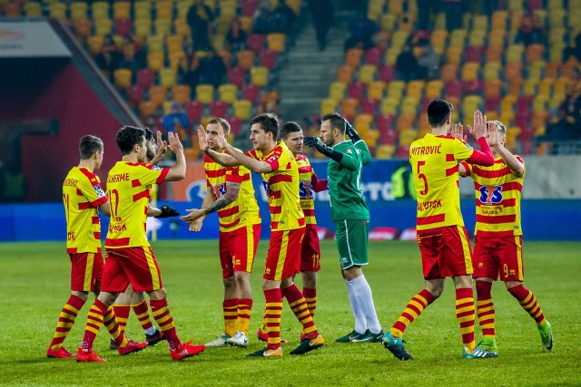 Jagiellonia Białystok znakomicie rozpoczęła rundę wiosenną, a jej pewnym punktem jest prawy obrońca Łukasz Burliga (na biało)