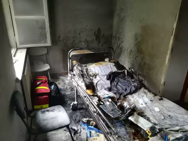 W wyniku pożaru, do którego doszło w sali na oddziale psychiatrycznym Wielkopolskiego Centrum Neuropsychiatrycznego w Kościanie, zmarła 57-letnia pacjentka. Dyrektor szpitala podejrzewa, że kobieta mogła podpalić swoje łóżko. Sprawę wyjaśnia prokuratura.