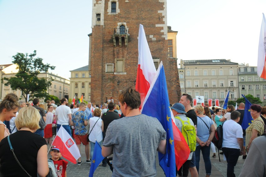 Kraków. Wielki protest na Rynku Głównym w obronie sądów