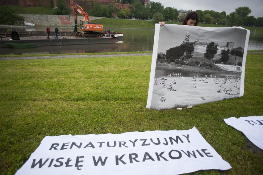 Kraków. Protestowali przeciwko usuwaniu dzikiej plaży pod Wawelem