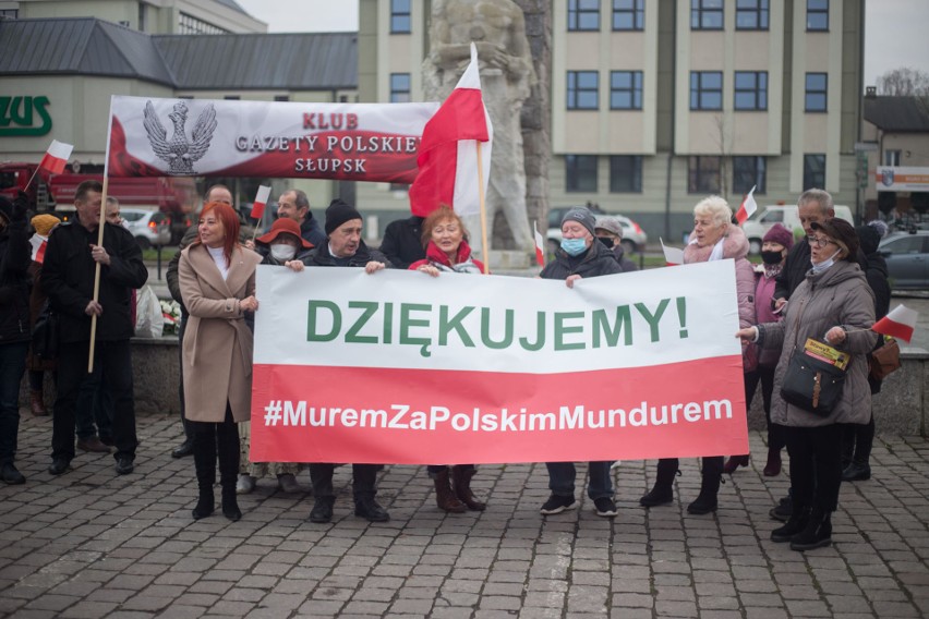 Murem za polskim mundurem. Pikieta w Słupsku [ZDJĘCIA, WIDEO]