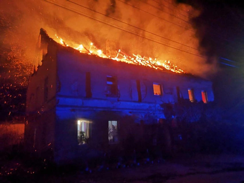 Koszmarny pożar strawił dach domu wielorodzinnego. Ogień...