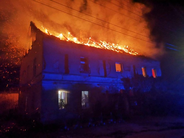 Koszmarny pożar strawił dach domu wielorodzinnego. Ogień pojawił się w środku nocy