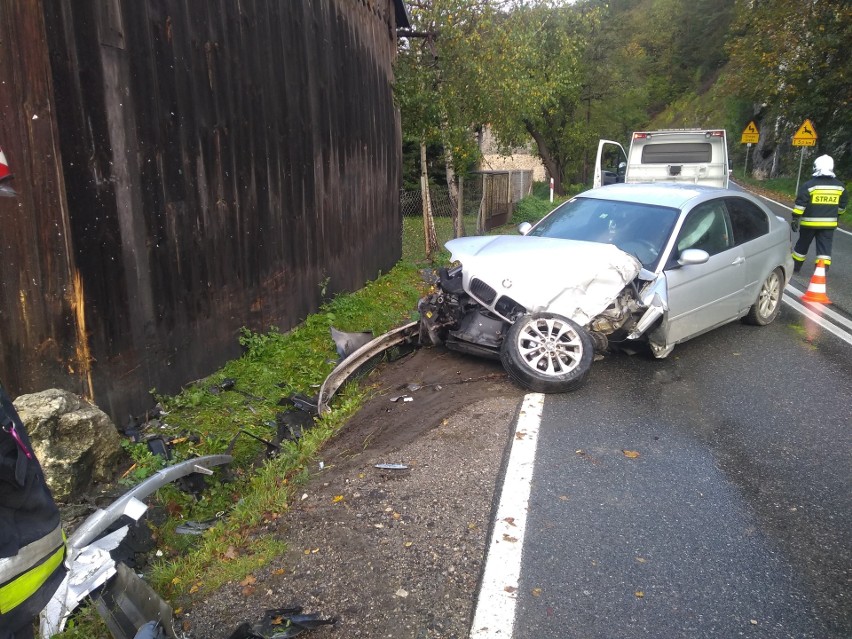 Wypadek BMW w Skale na drodze wojewódzkiej. Samochód w rowie, utrudnienia i ruch wahadłowy 
