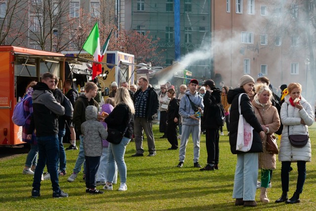 W sumie na Wyspie Młyńskiej stacjonuje ponad 16 food trucków. Serwowane są rozmaite potrawy z całego świata. Z kolei na Bydgoskim Jarmarku Rzemiosła wystawcy prezentują, m.in., wyroby z drewna, rzemieślnicze miody pitne czy biżuterię.