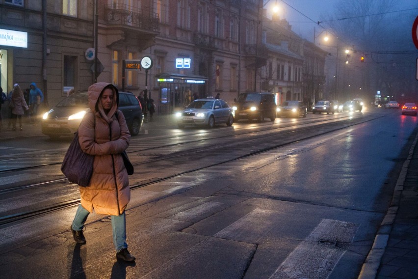 Niebezpiecznie na krakowskich drogach. Korki i kolizje. IMGW ostrzega przed gęstą mgłą [ZDJĘCIA]