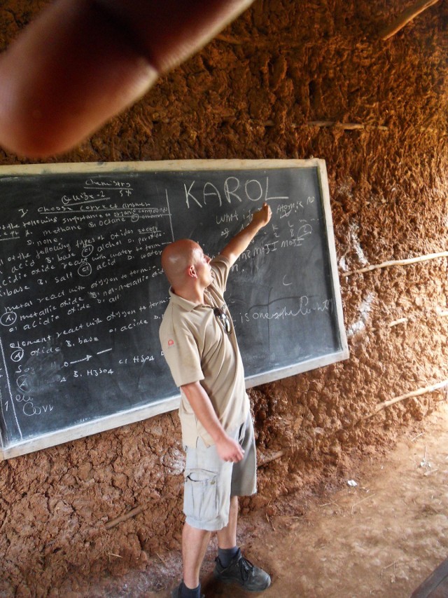 Najważniejszym doświadczeniem  był wolontariat szkoleniowy w Etiopii w 2016 roku, gdzie pracowałem ponad miesiąc szkoląc etiopskich nauczycieli z tego jak zakładać i prowadzić biblioteki szkolne. Dodatkowo instalowałem na prowincji oświetlenie fotowoltaiczne w etiopskich szkołach - mówi Karol Baranowski/fot. archiwum Karola Baranowskiego