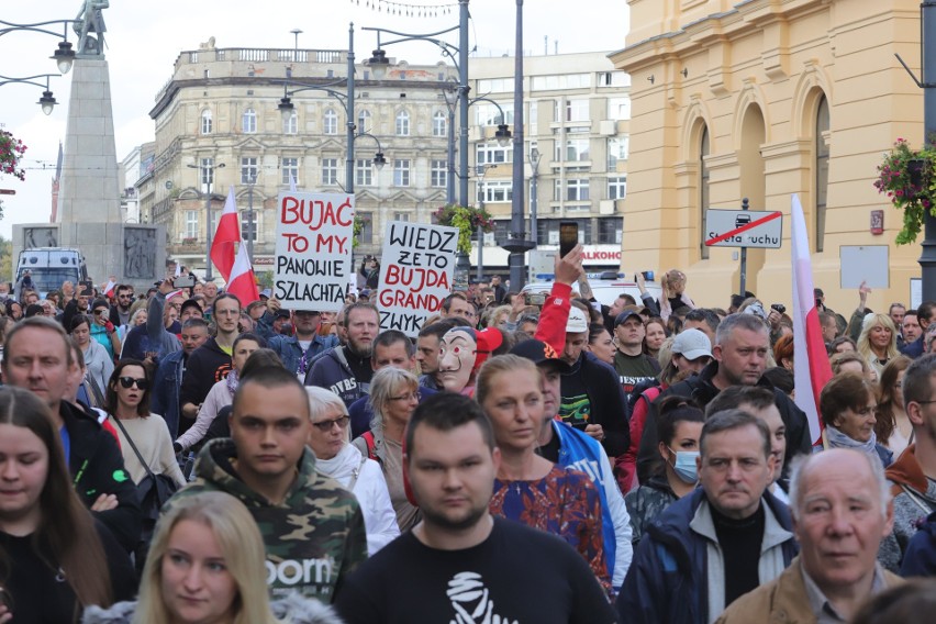Manifestacja antycovidowców w Łodzi przeszła w sobotę ulicą...