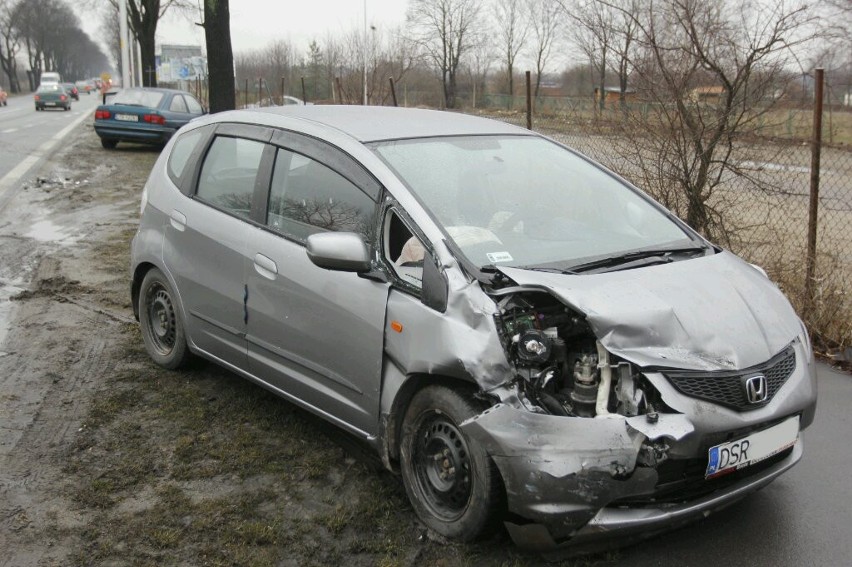 Wypadek na Kosmonautów. Duże korki w stronę Leśnicy (ZDJĘCIA)