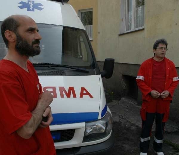 - Ponieważ jesteśmy najbliżej, jako pierwsi udzielamy pacjentom pomocy -  mówią ratownicy medyczni Mirosław Małysz (od lewej) i Stanisław Lazarek- Ponieważ jesteśmy najbliżej, jako pierwsi udzielamy pacjentom pomocy -  mówią ratownicy medyczni Mirosław Małysz (od lewej) i Stanisław Lazarek