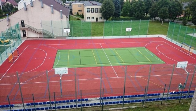 Tak wygląda z góry najnowocześniejsze w powiecie włoszczowskim i pierwsze w gminie Krasocin boisko wielofunkcyjne, które wybudowano przy szkole w Bukowie. Uroczyste otwarcie 1 września.