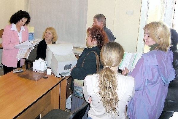Niemal przez trzy godziny PIT-yw naszej  redakcji  przyjmowały Marianna Witkowska,  starszy komisarz skarbowy (pierwsza z lewej)  oraz Justyna Danielewicz, inspektor  grudziądzkiego Urzędu Skarbowego.