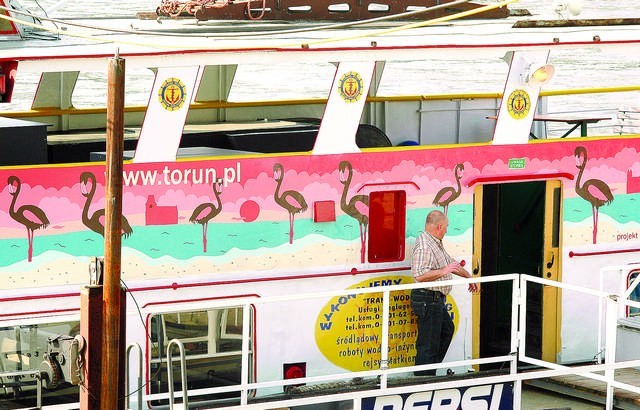 Turyści lubią podziwiać Toruń ze stateczku. Z wymalowanymi tu flamingami miasto raczej się nie kojarzy, ale łąbędzie dopiero niedawno dały o sobie znać.