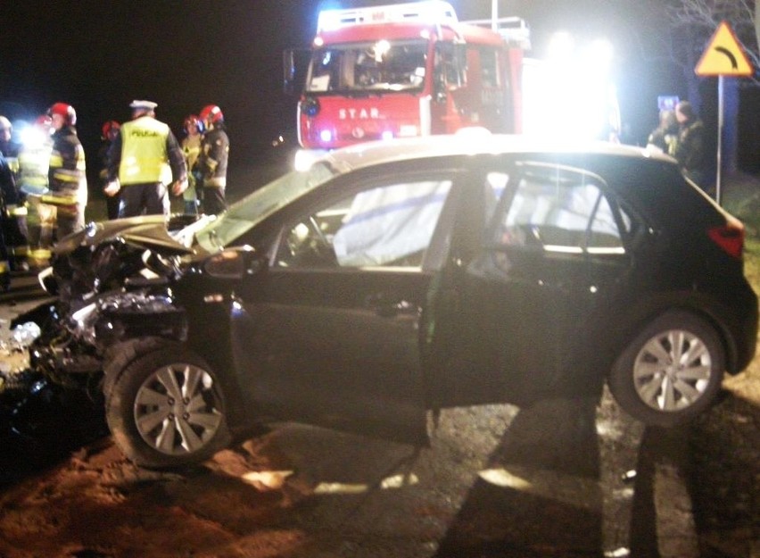 Wypadek w Żużeli. Kierowca BMW doprowadził do zderzenia z KIĄ. 2 osoby ranne