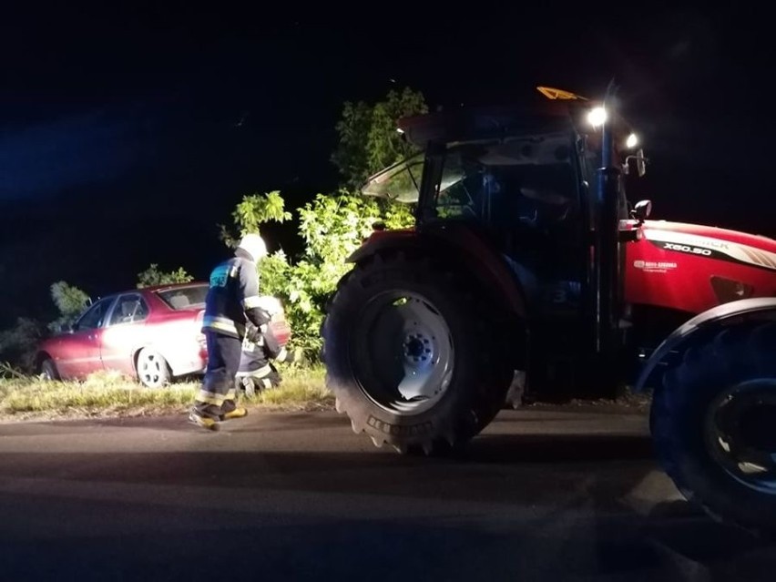 Szczuczyn. BMW wpadło do rowu. Matka z dziećmi w szpitalu (zdjęcia)