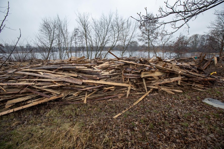 Na opał trafia wiele drewna, pozyskiwanego nie z lasów, a z...